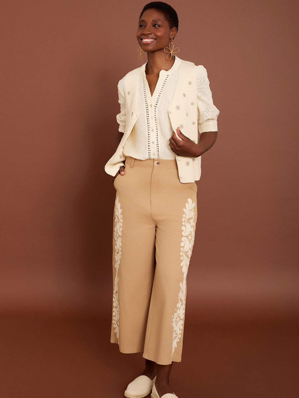 Pantaloni cropped con ricami a contrasto MEISIE