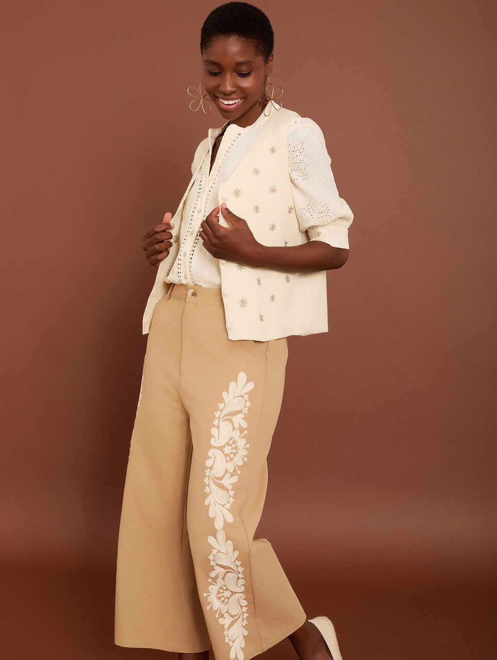 Pantaloni cropped con ricami a contrasto MEISIE