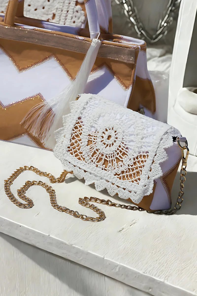 Pochette a tracolla in tessuto con patta macramè PHO