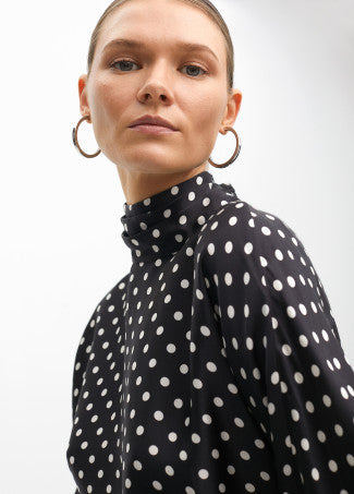Nuova Collezione Blusa collo alto a pois LOLA CASADEMUNT
